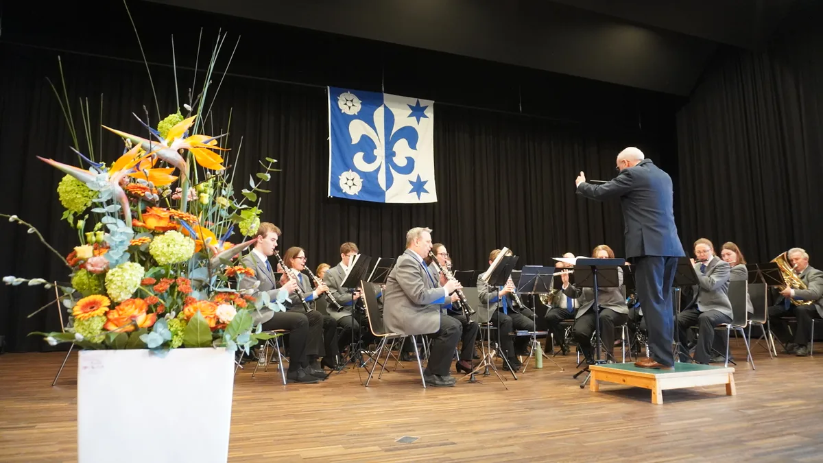 Ein Dirigent dirigiert eine Musikgesellschaft.